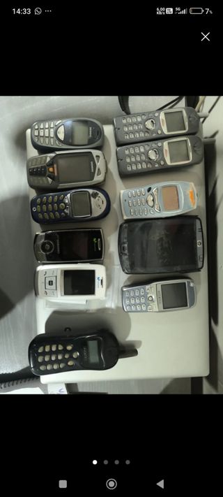 Molti vecchi telefoni cellulari Alcatel Nokia