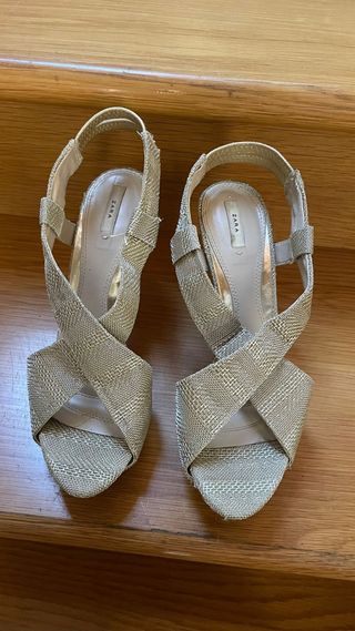 Sandalias doradas Zara tacón vestir