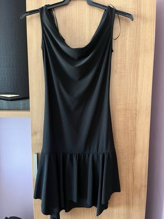 Vestido mini Pull&Bear negro con etiqueta