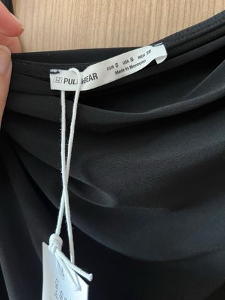 Vestido mini Pull&Bear negro con etiqueta