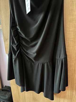 Vestido mini Pull&Bear negro con etiqueta