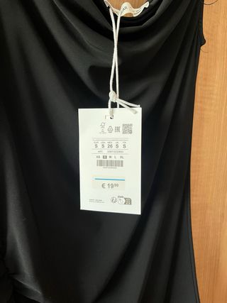 Vestido mini Pull&Bear negro con etiqueta