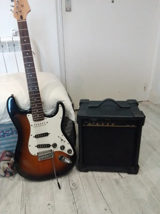 Guitarra eléctrica squier. Stratocaster y amplific