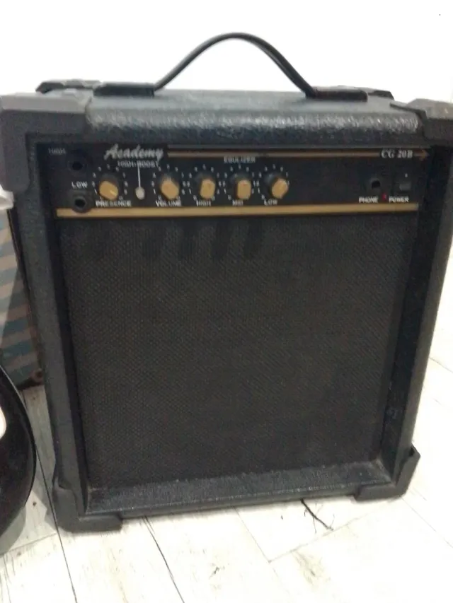 Guitarra eléctrica squier. Stratocaster y amplific