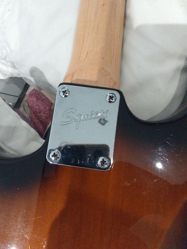 Guitarra eléctrica squier. Stratocaster y amplific