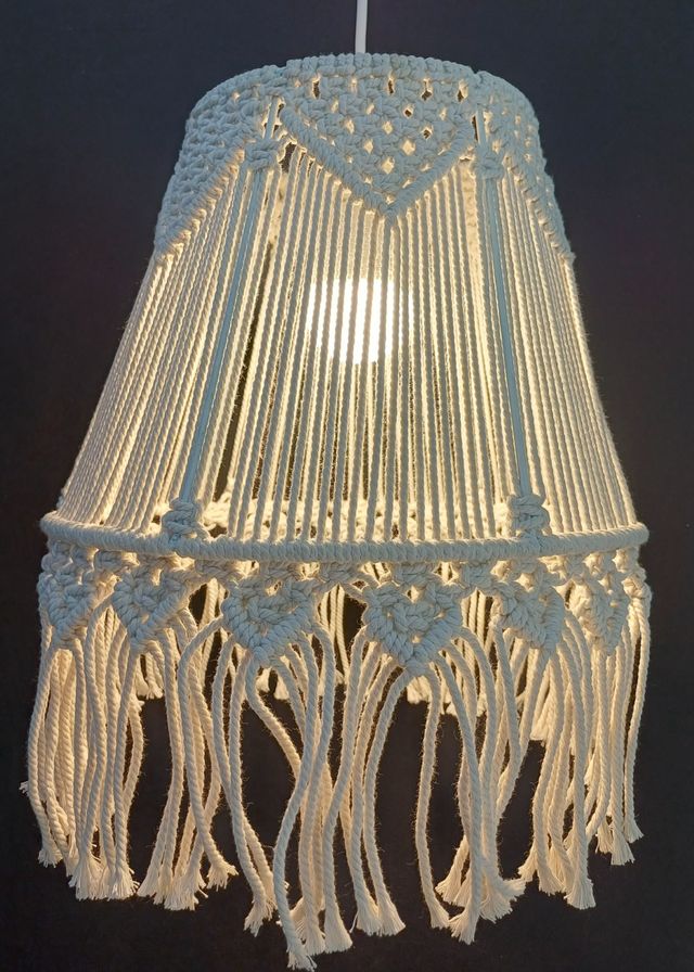 Lampada da soffitto in macramè fatta a mano