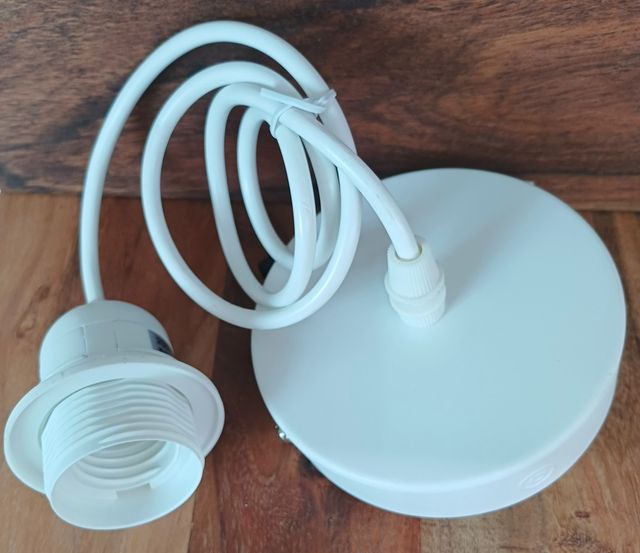 Lampada da soffitto in macramè fatta a mano