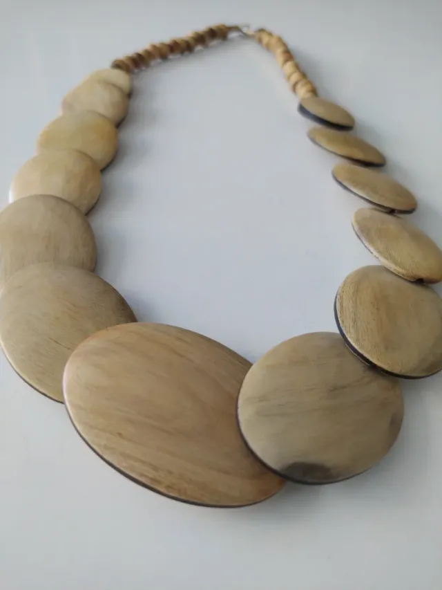 Collar de madera beige y marrón