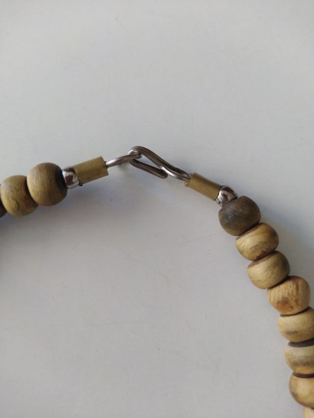 Collar de madera beige y marrón