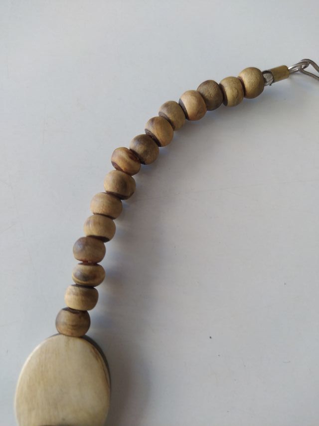 Collar de madera beige y marrón