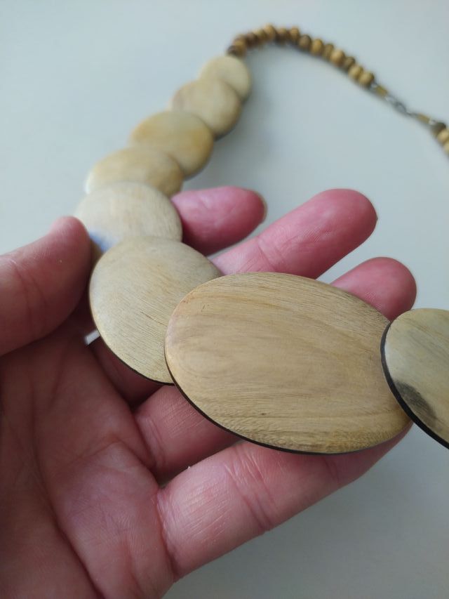 Collar de madera beige y marrón