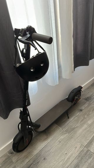 Patinete eléctrico Xiaomi con casco
