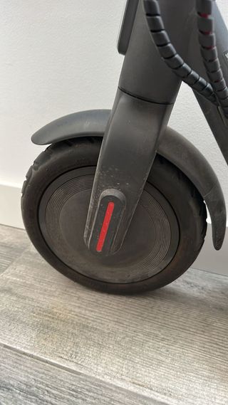 Patinete eléctrico Xiaomi con casco