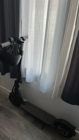 Patinete eléctrico Xiaomi con casco