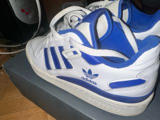 Zapatillas Adidas Forum Low Blancas y Azules
