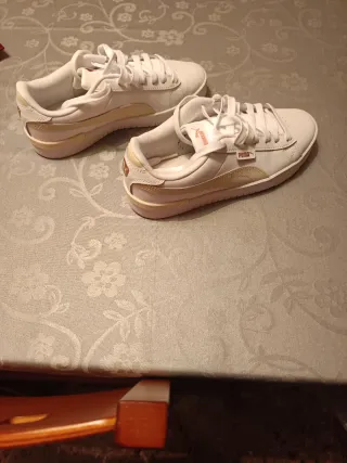 Zapatillas Puma Blancas y Beige