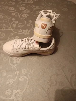 Zapatillas Puma Blancas y Beige