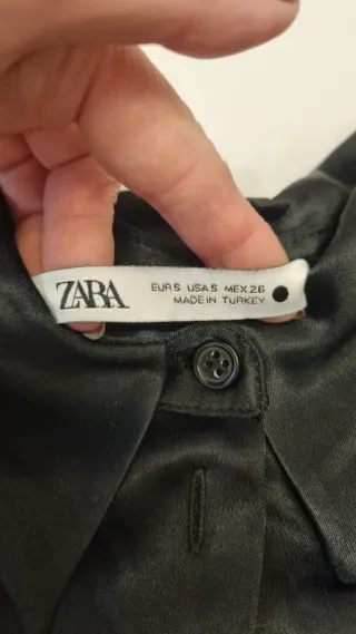 Camisa satinada con hombreras