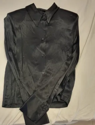Camisa satinada con hombreras