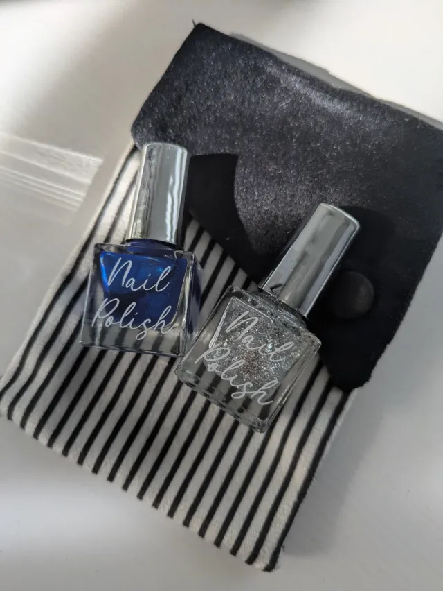 Laca de uñas azul y plateada con purpurina nuevas