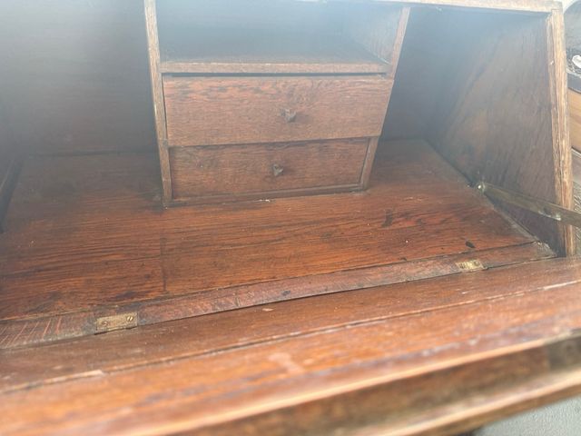 Escritorio antiguo de madera