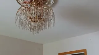 Lámpara de techo dorada con cristales