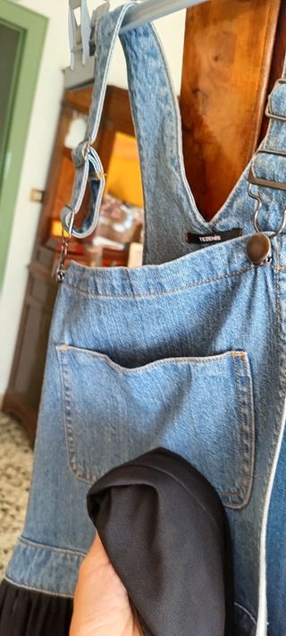 Abito Tezenis denim con balza nera salopette