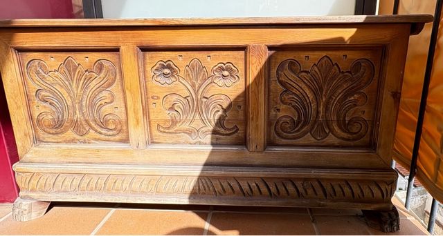 Arcón de madera tallada