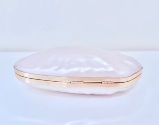 Bolso de mano clutch nacarado, blanco y dorado