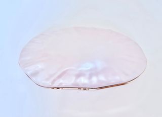 Bolso de mano clutch nacarado, blanco y dorado