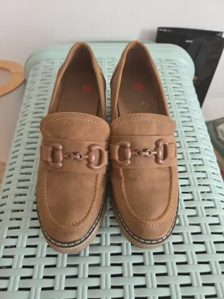 Mocasines tacón beige/marrón T.39