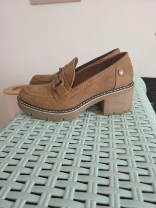 Mocasines tacón beige/marrón T.39