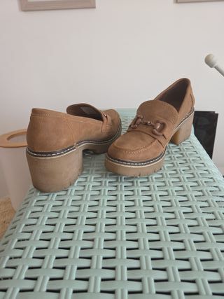 Mocasines tacón beige/marrón T.39