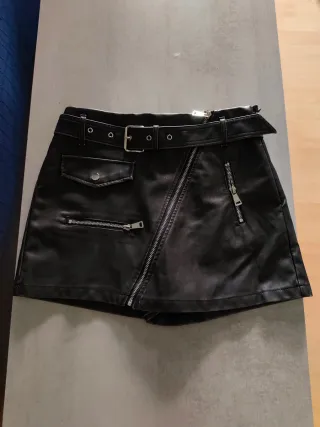 Falda polipiel negra con cinturón Talla M