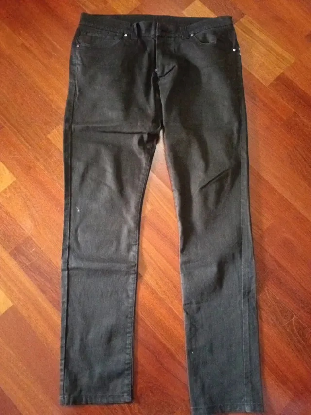 Pantalones negros Fórmula Joven hombre
