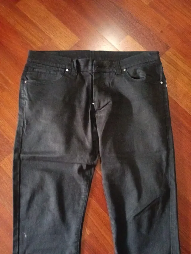 Pantalones negros Fórmula Joven hombre
