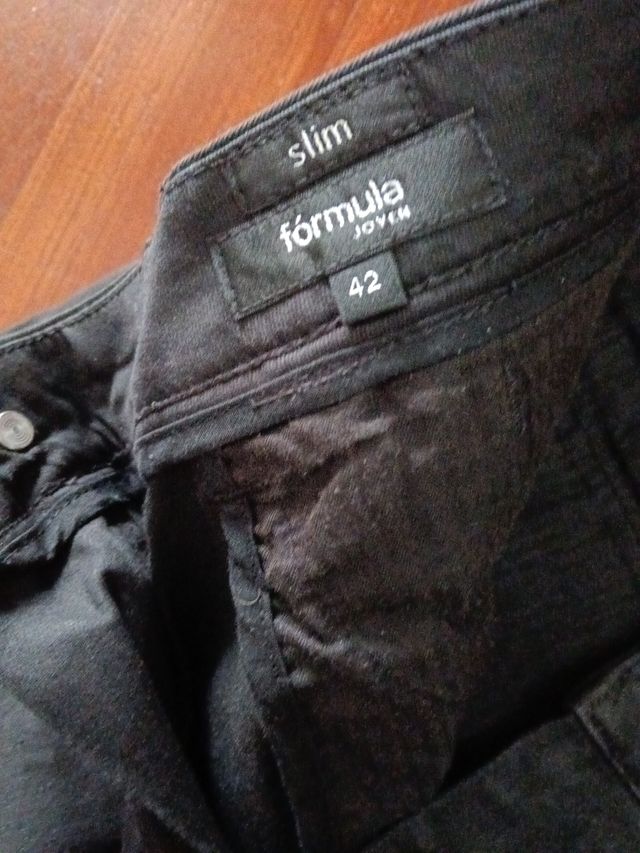 Pantalones negros Fórmula Joven hombre