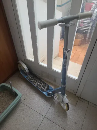 Patineta azul con ruedas blancas