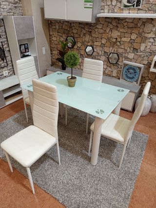 Mesa de comedor con 4 sillas