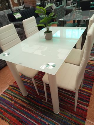 Mesa de comedor con 4 sillas