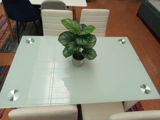 Mesa de comedor con 4 sillas