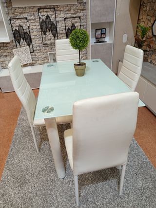 Mesa de comedor con 4 sillas