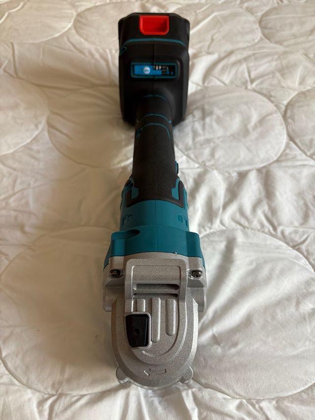 Radial a batería 21V con 2 baterías
3 velocidades 