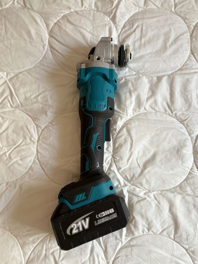 Radial a batería 21V con 2 baterías
3 velocidades 