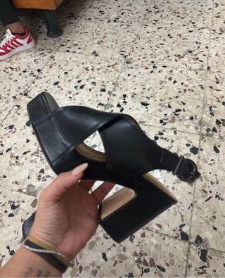 Sandali neri con tacco e plateau