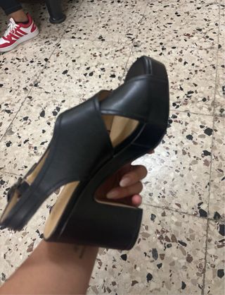 Sandali neri con tacco e plateau