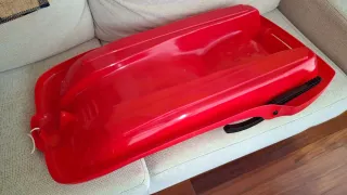 Trineo de nieve rojo sin usar