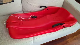 Trineo de nieve rojo sin usar