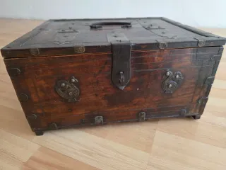 Baúl Antiguo Siglo XIX Madera y Metal