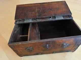 Baúl Antiguo Siglo XIX Madera y Metal